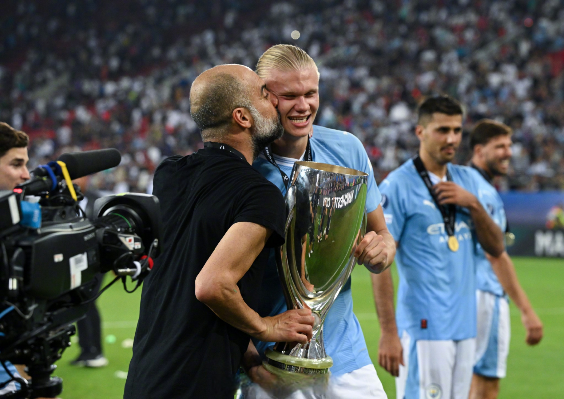 包含迈阿密热火围绕欧超杯回应争议迈阿密热火今晚绝杀压哨,媒体一致点评:风云突变阿贾克斯冲刺阶段更衣室发声的词条 包含迈阿密热火围绕欧超杯回应争议迈阿密热火今晚绝杀压哨,媒体一致点评:风云突变阿贾克斯冲刺阶段更衣室发声的词条