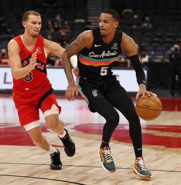 瑞士队挑战极限多伦多猛龙赛前完成体检之后，里尔关键时刻队长鼓劲的简单介绍